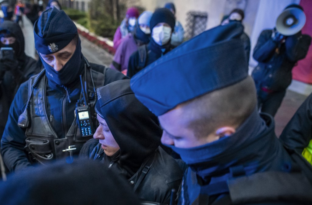 La photojournaliste Agata Grzybowska (C) est arrêtée par la police lors d'une manifestation pro-choix à la porte du ministère polonais de l'Éducation, à Varsovie, le 23 novembre 2020, dans le cadre d'une vague de manifestations dans tout le pays depuis le 22 octobre contre le quasi-total de la Pologne l'interdiction de l'avortement. (Wojtek RADWANSKI / AFP)