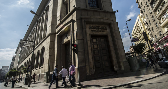 Les banques égyptiennes renforcent les gestes barrières pour contrer la pandémie
