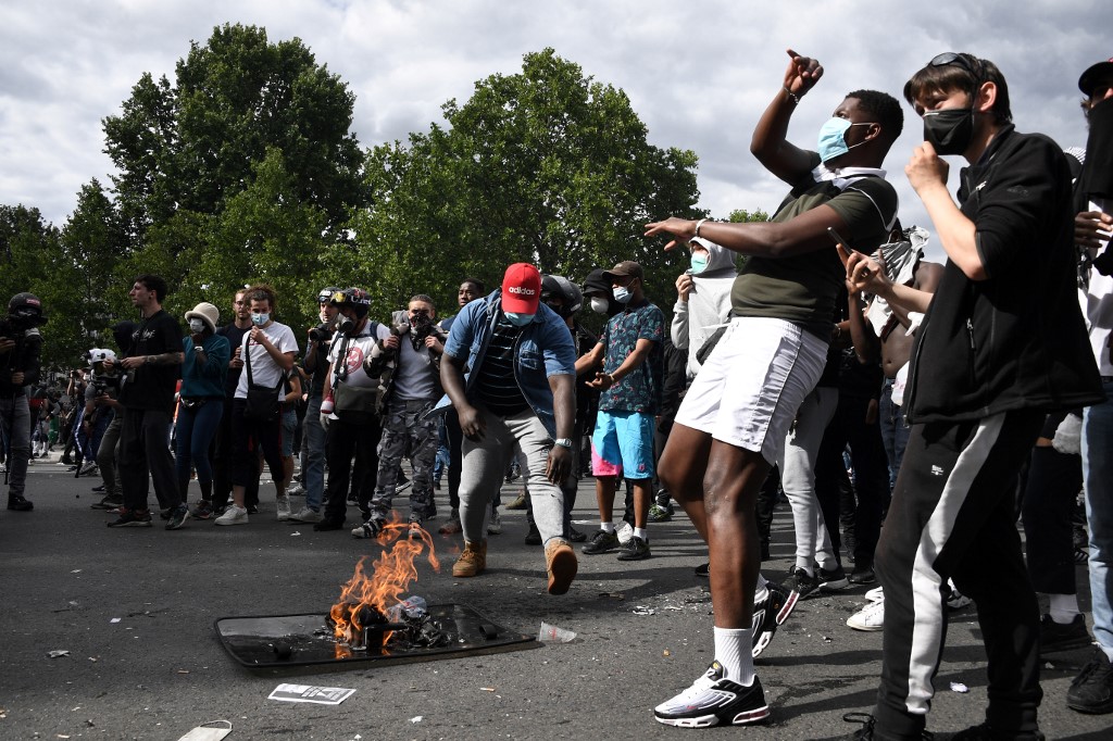 Des manifestants affrontent les forces de police anti-émeute françaises. Cette année plusieurs incidents de la sorte ont eu lieu. (AFP)