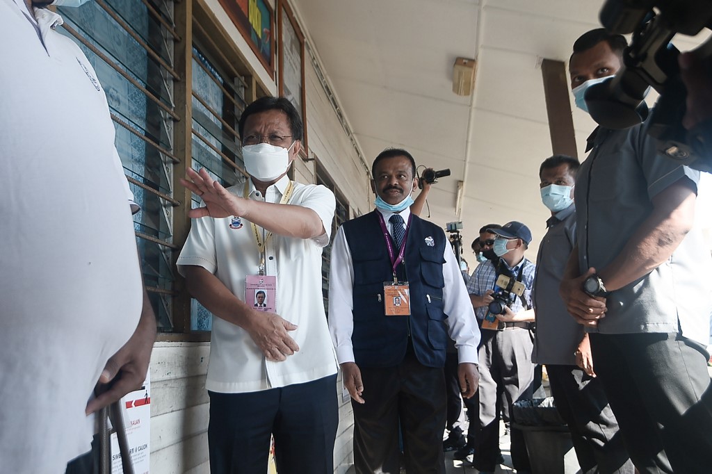 Le président du "Sabah Heritage Party" Shafie Apdal dans un bureau de vote lors des précédentes élections d'État à Semporna, une ville de l'État de Sabah sur l'île de Bornéo. (AFP)