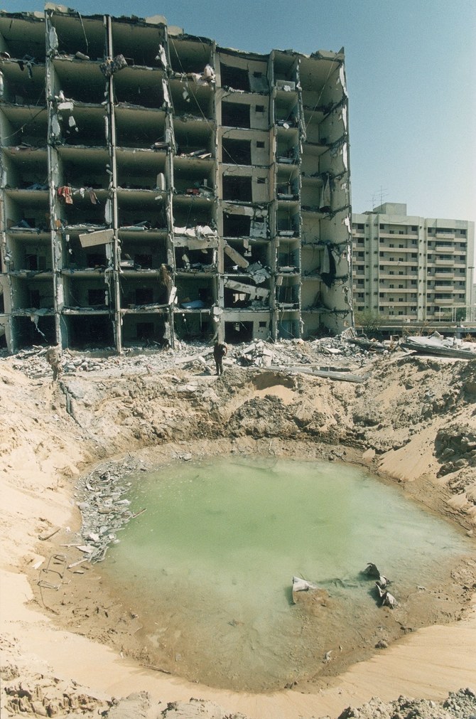 Tard dans la nuit du 25 Juin 1996, 19 membres du personnel militaire américain et un civil saoudien périssent dans un attentat, lorsqu’un un camion bourré de deux tonnes d'explosifs pulvérise l'entrée d’un immeuble de huit étages dans la ville de la province Est saoudienne de Khobar (Getty Images).