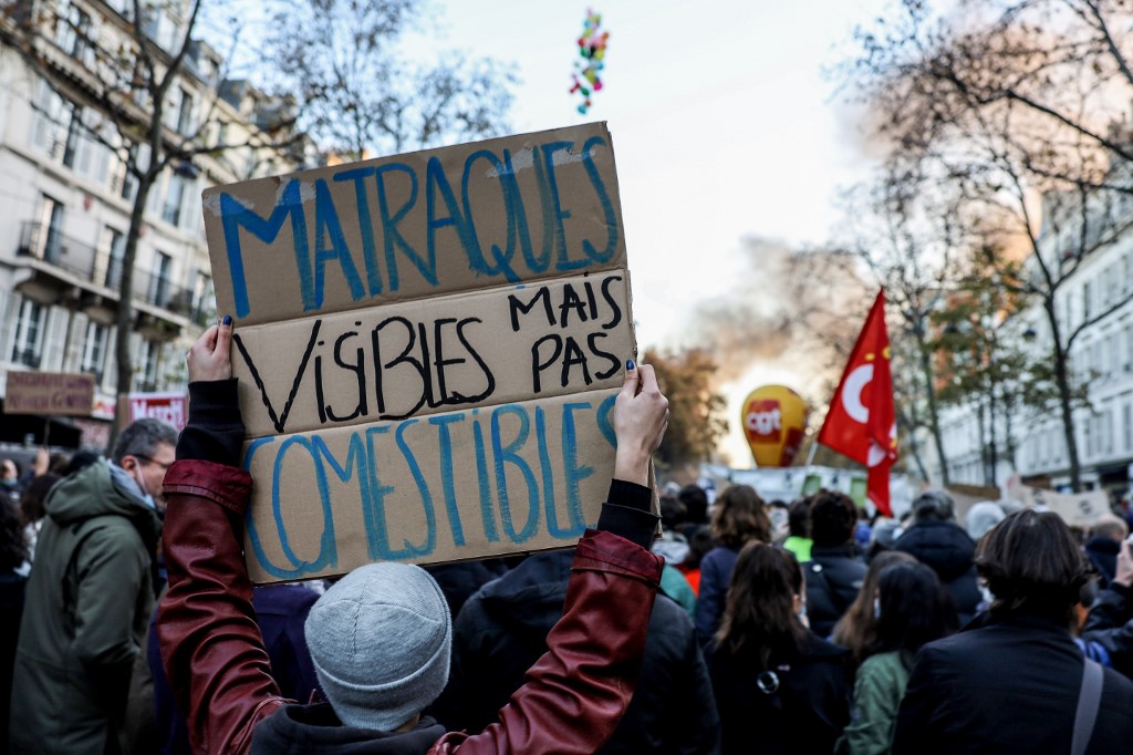 Un manifestant tient une pancarte lors d'une manifestation contre le projet de loi sur la "sécurité globale"', dont l'article 24. (AFP)