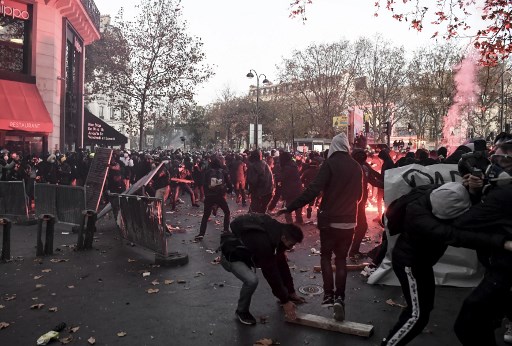 Marches «des libertés» en France: une centaine de policiers et gendarmes blessés