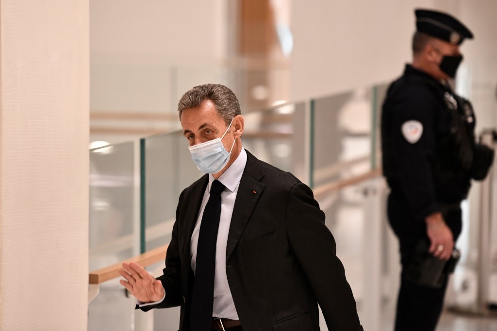 L'ancien président français Nicolas Sarkozy arrive à l'audience de son procès pour corruption au palais de justice de Paris le 30 novembre 2020. (AFP)