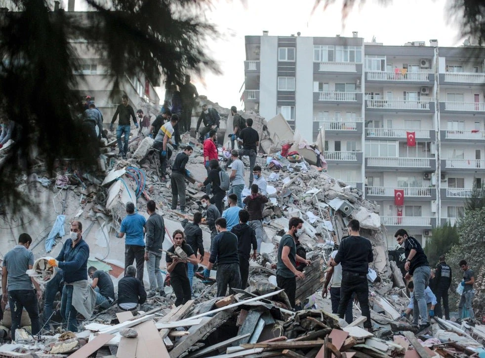 Des bénévoles déblayent les décombres à Izmir. (AFP)