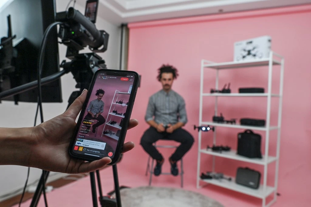 La Chine recrute des influenceurs étrangers pour vanter des produits en ligne
