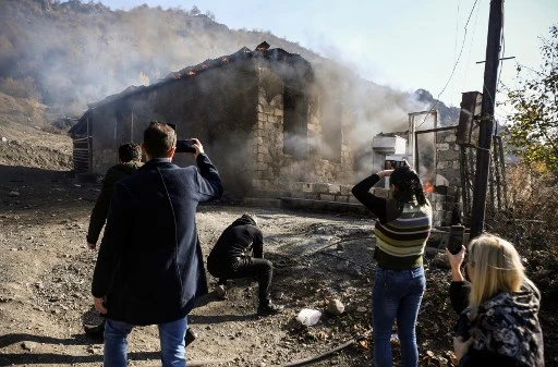 Nagorny Karabakh: les Arméniens brûlent leurs maisons avant l'arrivée des Azerbaïdjanais