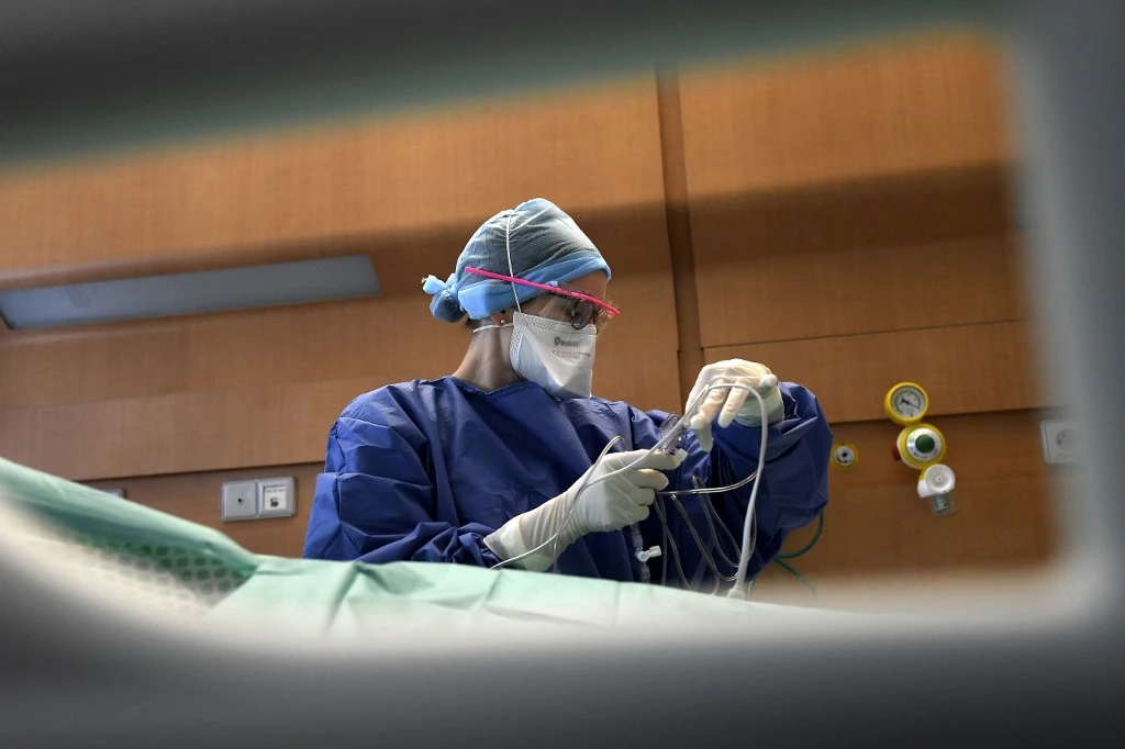 Le nombre de personnes hospitalisées en réanimation est en train de se stabiliser, alors qu'il n'avait cessé augmenter depuis début août. Les autorités sanitaires font état de 4.880 patients ainsi hospitalisés, donc dans un état grave, contre 4.855 la veille et 4.887 l'avant-veille.(AFP)