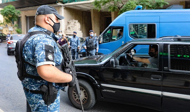 Des policiers libanais arrêtent des voitures à un point de contrôle dans le quartier de Sanayeh de la capitale libanaise, Beyrouth, au lendemain du confinement du pays. (AFP)