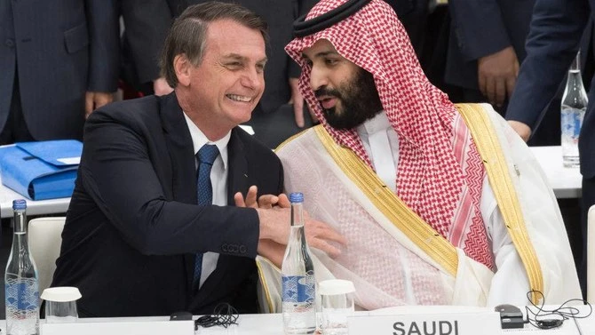 Le président brésilien Jair Bolsonaro (à gauche) serre la main du prince héritier saoudien Mohammed ben Salmane alors qu’ils assistent à une réunion sur l’économie numérique au sommet du G20 à Osaka. (Fichier / AFP)