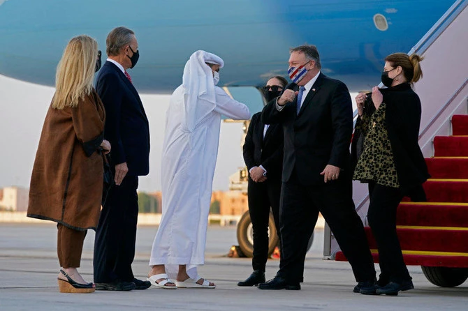 Pompeo rencontre des négociateurs talibans au Qatar