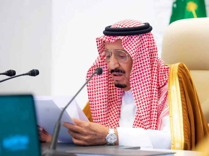 Dans cette photo fournie par le Palais Royal saoudien, le roi Salman prononce son discours d'ouverture lors du sommet virtuel du G20 organisé par l'Arabie saoudite à Riyad, le samedi 21 novembre 2020 (AP)