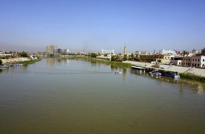 Une vue générale montre le Tigre qui traverse la capitale irakienne Bagdad, avec la tour de l'horloge Qishleh de l'époque ottomane à droite, le 17 septembre 2020 (Fichier / AFP)