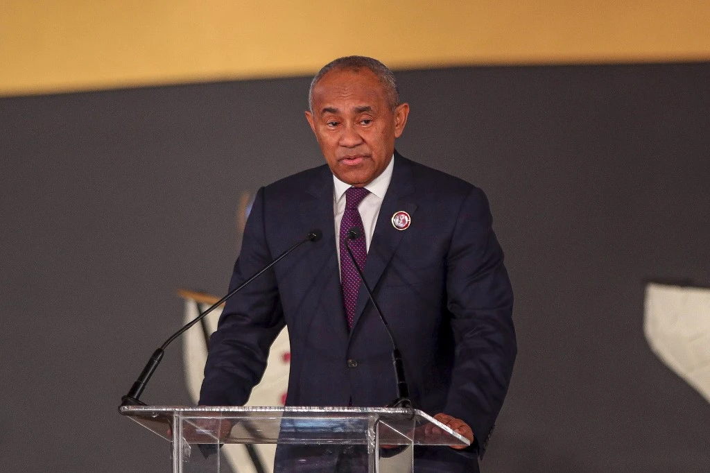 Détournement de fonds: le patron du foot africain suspendu 5 ans