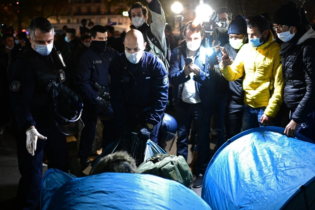 Evacuation de migrants: Darmanin sous les tirs croisés des oppositions