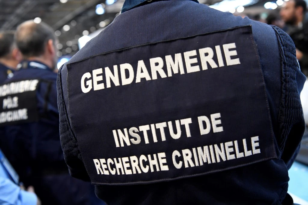 Un gendarme de l'institut de recherche médicale à Villepinte, en banlieue parisienne. (AFP)