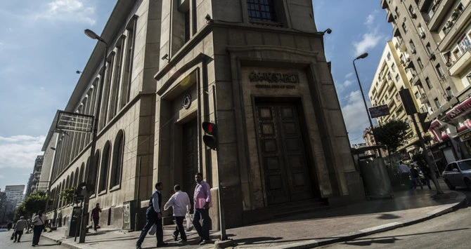 Les banques égyptiennes renforcent les gestes barrières pour contrer la pandémie