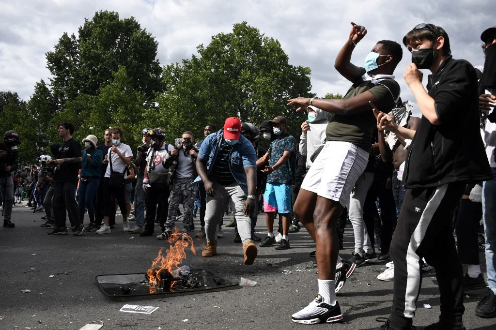 Des manifestants affrontent les forces de police anti-émeute françaises. Cette année plusieurs incidents de la sorte ont eu lieu. (AFP)