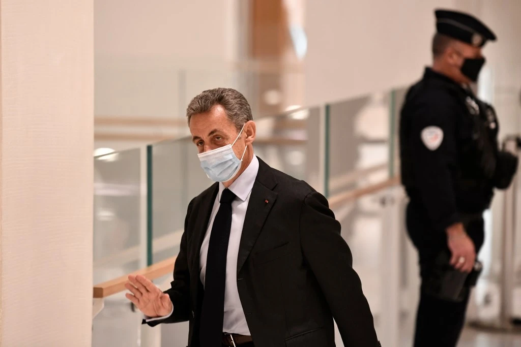 L'ancien président français Nicolas Sarkozy arrive à l'audience de son procès pour corruption au palais de justice de Paris le 30 novembre 2020. (AFP)