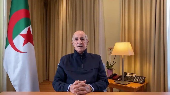 Une capture vidéo tirée du compte Twitter personnel du président algérien Abdelmadjid Tebboune le 13 décembre 2020 le montre en train de prononcer un discours devant une caméra à côté d'un drapeau algérien. (Document AFP / Twitter)
