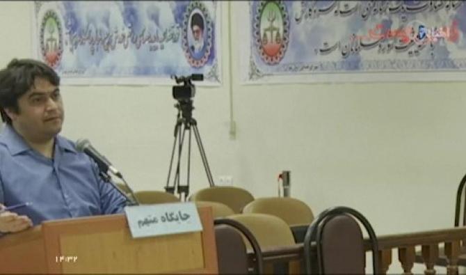 Ruhollah Zam lors d'une audience télévisée. Il a été exécuté le 12 décembre, pendu dans la matinée, après que la Cour suprême a confirmé sa condamnation en raison de "la gravité des crimes" commis contre la république islamique (Capture d’écran de la télévision d'État iranienne IRIB/ Agence de presse IRIB/AFP)