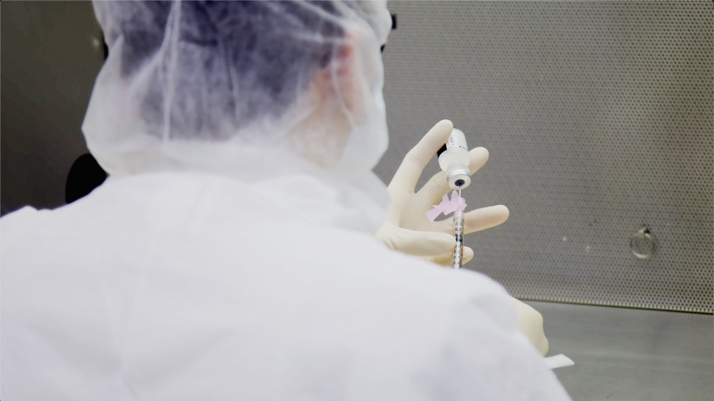 Aux Etats-Unis, pays le plus touché en nombre de morts (297.843) comme de cas (plus de 16 millions), le vaccin Pfizer-BioNTech commence à être expédié, en caisses réfrigérées à -70°C, depuis l'usine Pfizer du Michigan vers des hôpitaux et d'autres sites.(AFP)