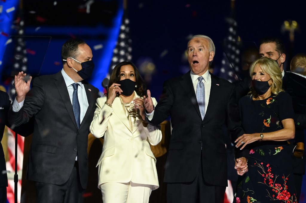 Le président élu américain Joe Biden et le vice-président élu Kamala Harris , avec Jill Biden (à droite) et Douglas Emhoff, après avoir prononcé une allocution à Wilmington, Delaware. (AFP)