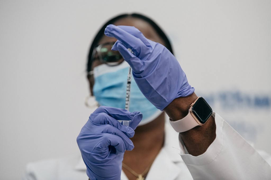 L'infirmière, souriante, a affirmé après la piqûre «se sentir très bien. Je n'ai senti aucune différence avec les autres vaccins».(AFP)