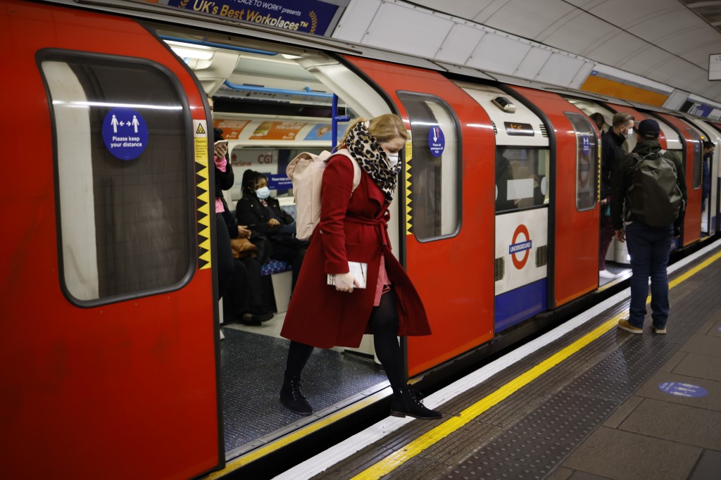 A partir de mercredi 00H01, les hôtels, pubs et restaurants seront fermés à Londres et dans certaines régions du sud-est, sauf pour la livraison et la vente à emporter, ainsi que les lieux culturels comme les cinémas, théâtres et musées.(AFP)