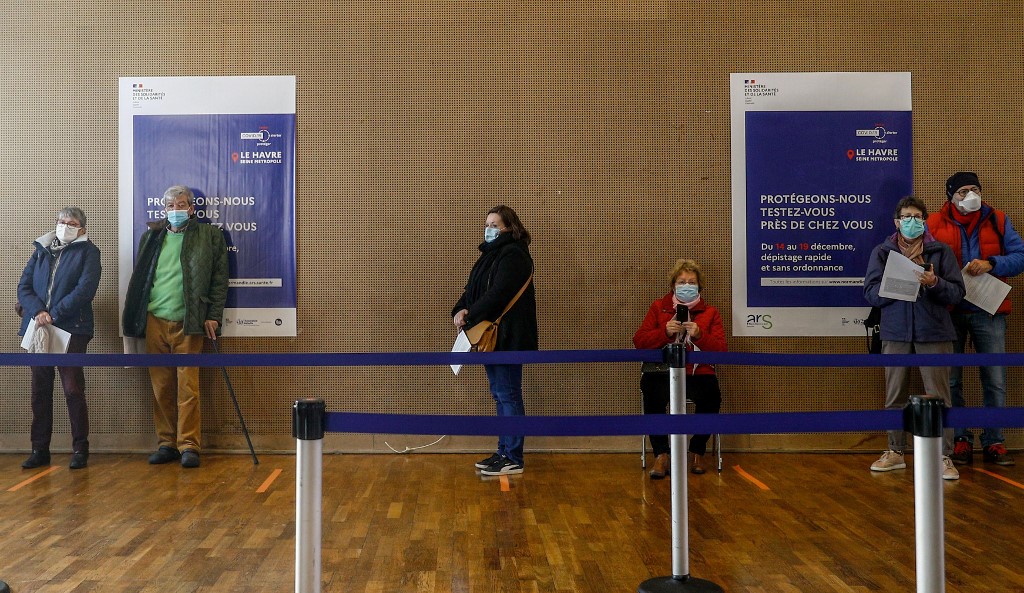 Des patients attendent d'être testés lors du lancement d'une campagne de tests de masse Covid-19 dans un centre opérationnel du Havre.(AFP)