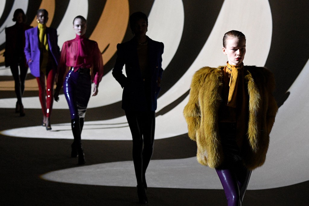 Les silhouettes de cette collection femme été 2021, toutes en jambes, en transparence et avec des décolletés plongeants, marque de fabrique du styliste belge, ont pris des formes plus souples et cotoyaient des tenues plus portables comme des ensembles tunique-pantalon, sahariennes-cyclistes, vareuses aux vastes poches et combinaisons presque sages. (AFP)