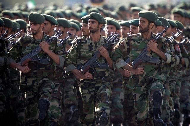 Des membres des gardiens de la révolution iraniens défilent lors d'un défilé militaire pour commémorer la guerre Iran-Irak de 1980-1988 à Téhéran le 22 septembre 2007. (Reuters)