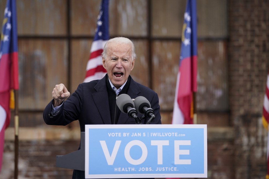 Biden renoue avec la campagne et tente d'arracher le Sénat aux républicains