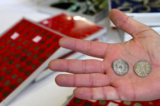 Archéologie: un «trésor inestimable» de 27 400 pièces retrouvé chez un pilleur français