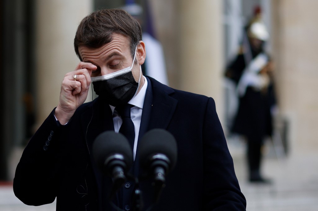 Emmanuel Macron commente également la défiance envers les discours des politiques, qui pour lui «tient moins aux discours qu'au décalage entre les discours et les actes».(AFP)