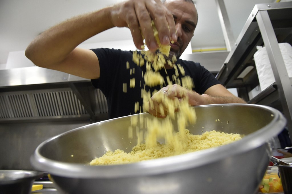 Le chef algérien Rabah Ourrad prépare un plat de couscous à Alger.(AFP)