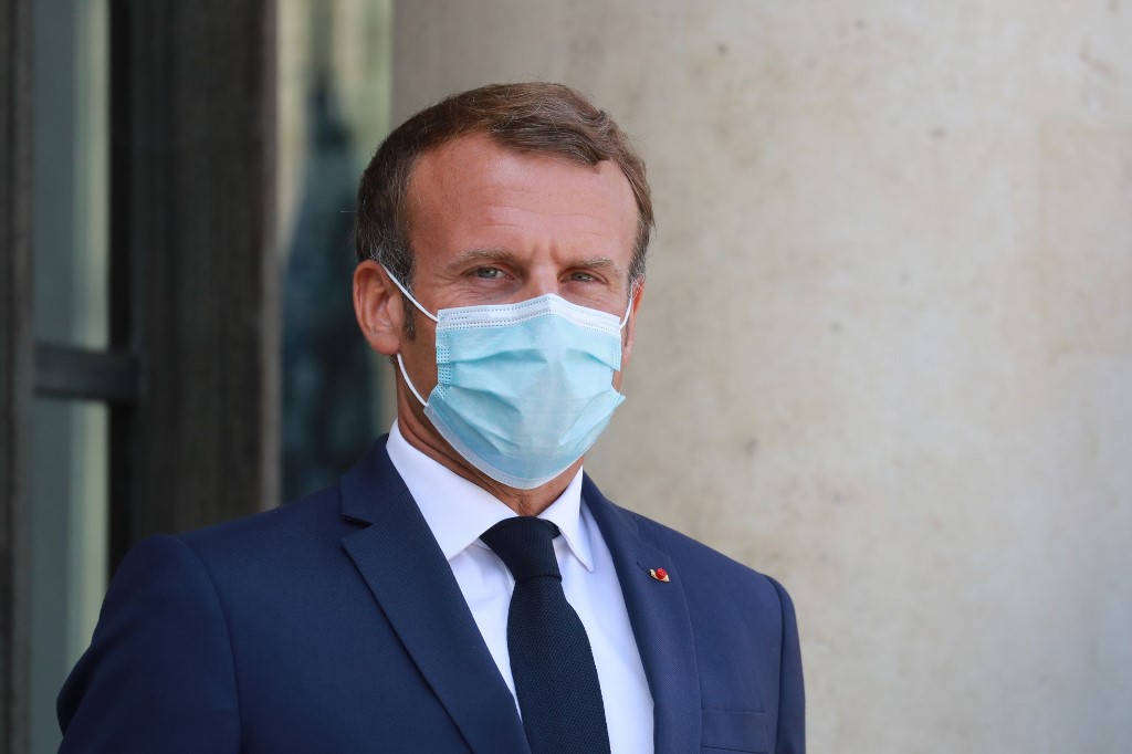 Macron, positif au coronavirus, se place en isolement et annule son voyage au Liban