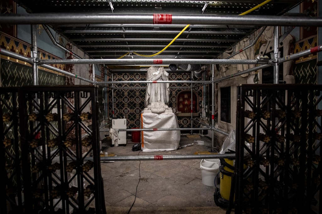 Une photographie prise le 24 novembre 2020 à Paris montre la statue de l'archevêque Cardinal de Noailles dans la cathédrale Notre-Dame lors de travaux de reconstruction. (AFP)