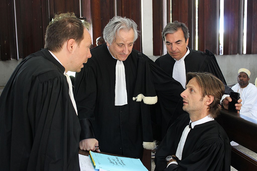 Cette photo prise le 27 mai 2014 montre des avocats de l'Association des proches des victimes de l'accident d'avion de Yemenia Airways. Premier à partir de la gauche Yann Prevost, puis Jean-Pierre Bellecave, Arnaud Claude et Erick Avenard discutant avant de présenter leur dossier aux Moroni Tribunal de première instance de Moroni, Comores. (AFP)
