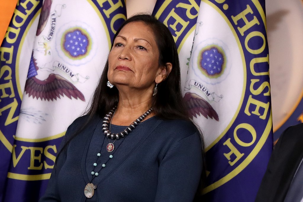 Biden présente son équipe climat et nomme la première ministre amérindienne