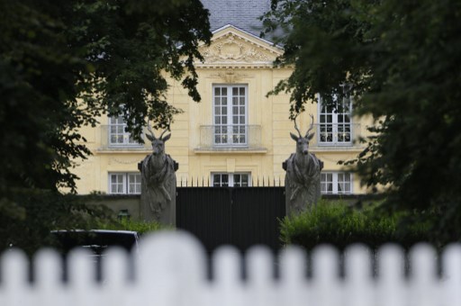 Positif au Covid et très fatigué, Macron travaille à distance