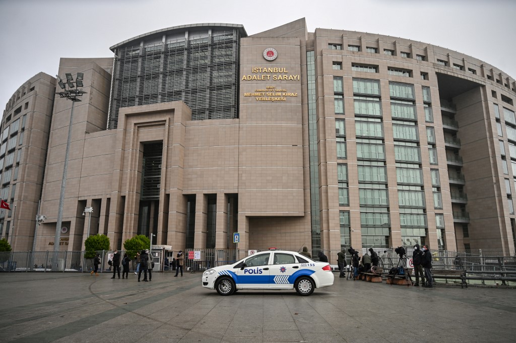 Des gens, parmi lesquels des représentants de certaines ambassades de pays européens, arrivent devant un tribunal le 18 décembre 2020 à Istanbul pour assister à une audience dans le procès de l'homme d'affaires et philanthrope turc emprisonné Osman Kavala, pour des accusations liées à un coup d'État manqué en 2016. (AFP)