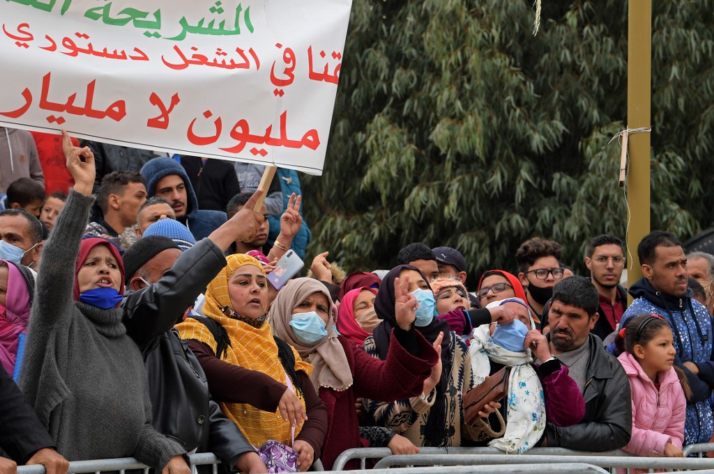 Les manifestants scandent des slogans alors qu'ils se rassemblent sur la place Mohamed Bouazizi dans le centre de la ville de Sidi Bouzid, dans le centre de la Tunisie, le 17 décembre 2020. (AFP)