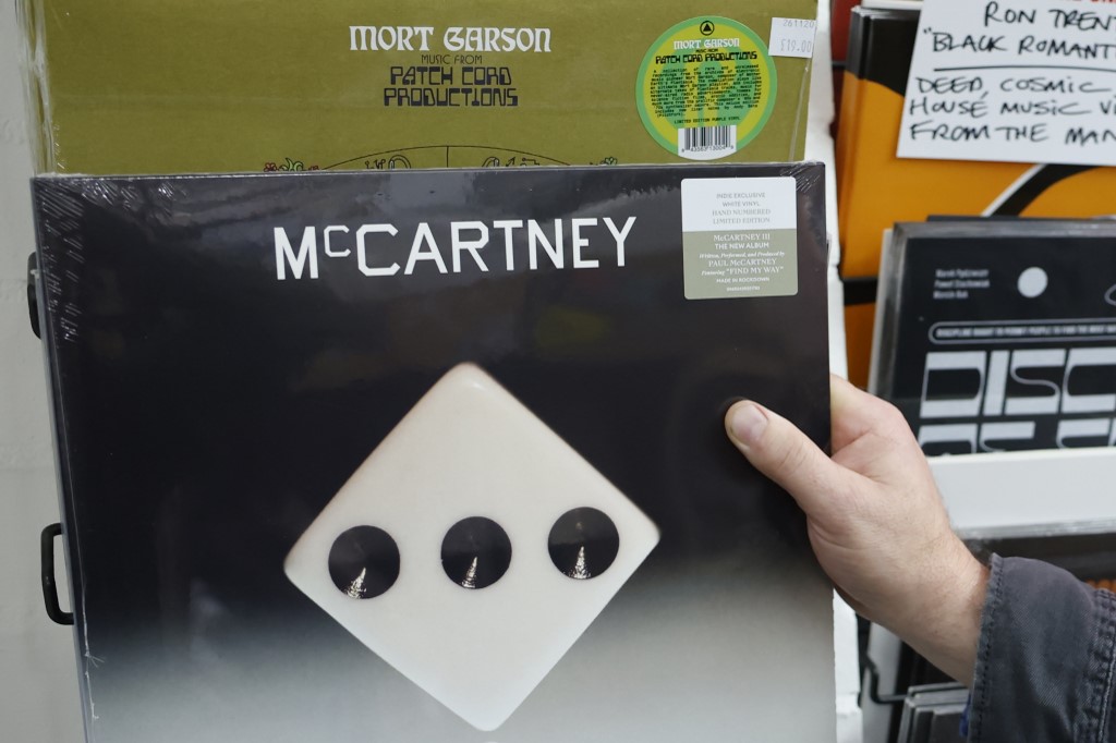 Paul McCartney sort son album de confinement et encourage la prise du vaccin