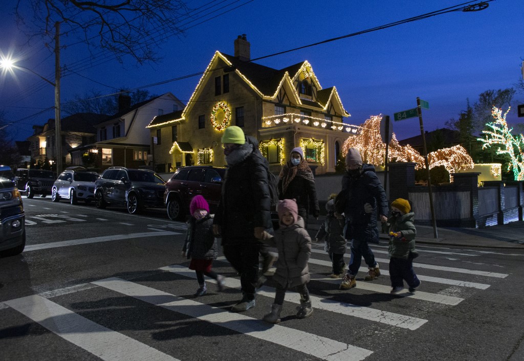 Malgré le Covid, un Noël scintillant dans un quartier de New York