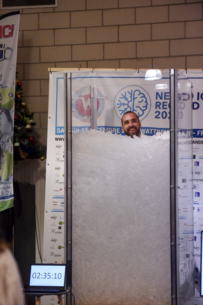 Le Français Romain Vandendorpe a battu samedi à Wattrelos (nord de la France) le record du monde d'immersion dans la glace.(AFP)