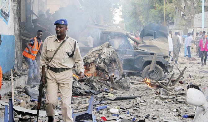 Un soldat somalien marche près de l'épave de véhicules après une explosion à Mogadiscio. (AP / Fichier)