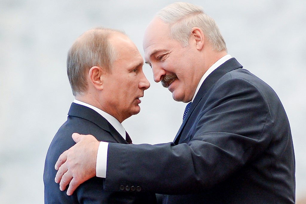 Le président biélorusse Alexandre Loukachenko et le président russe Vladimir Poutine. (AFP)