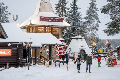 Sans touristes, ambiance solitaire pour le père Noël dans son village de Laponie