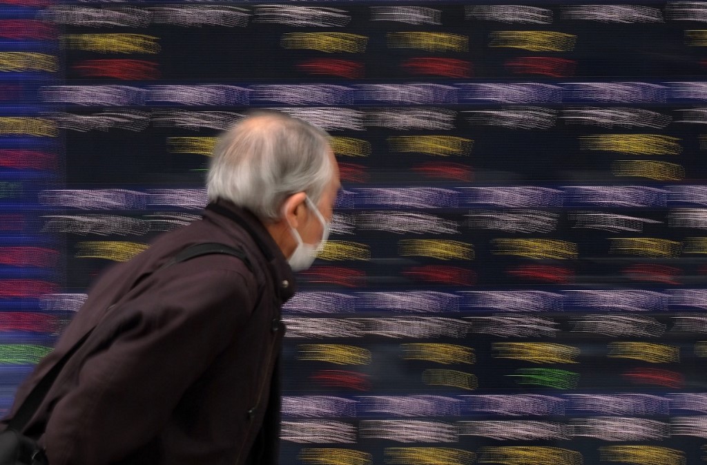 Les Bourses mondiales dévissaient lundi après-midi en raison des craintes liées à une nouvelle mutation de la Covid-19. (AFP)